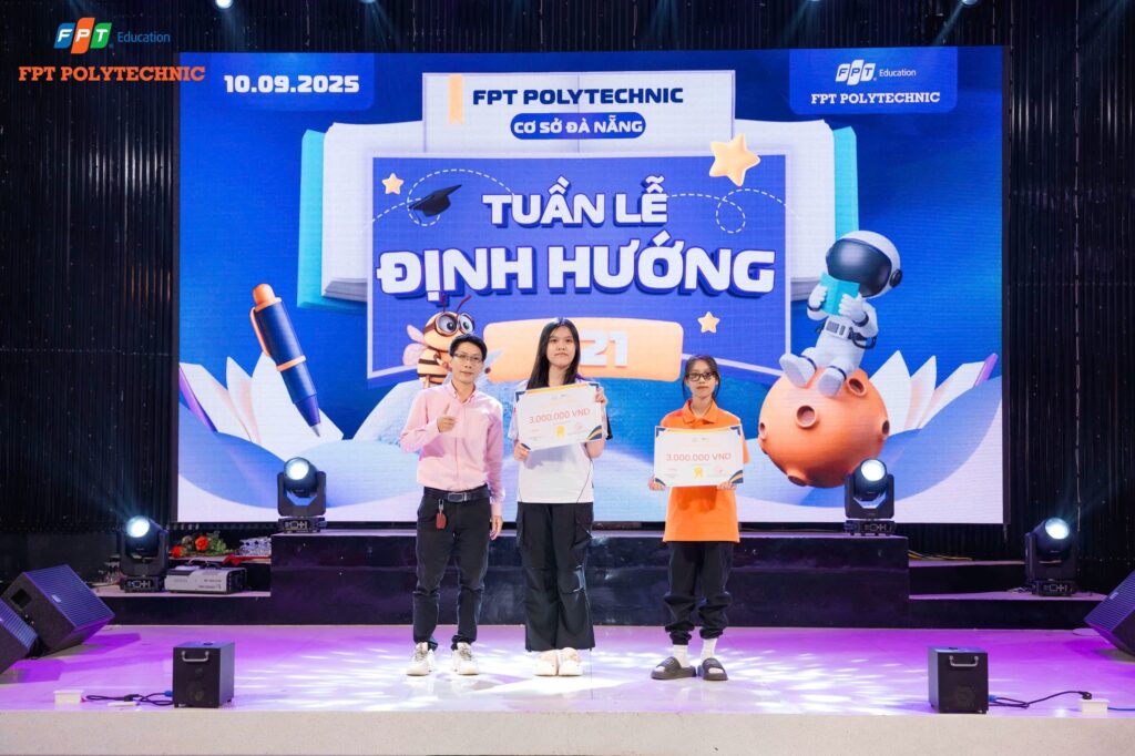 Trao tặng 2 suất học bổng cho tân sinh viên FPT 2025